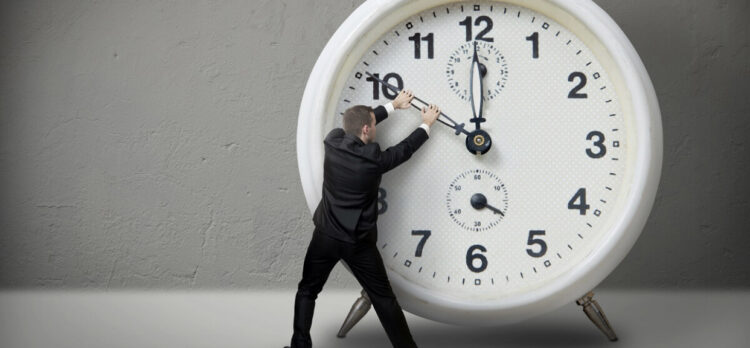 Sot akrepat e orës shkuan 60 minuta para, do të flemë më pak, por ditët do jenë më të gjata