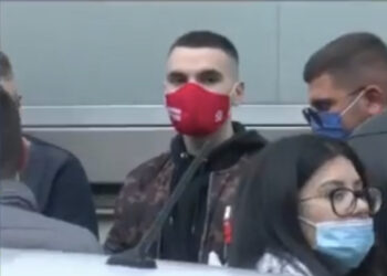 Turma e revoltuar çan kordonin e policisë, futet brenda zyrave të FRD-së. Mes të rinjve dhe djali i Ilir Metës