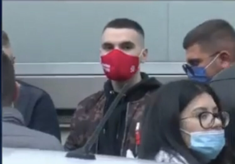 Turma e revoltuar çan kordonin e policisë, futet brenda zyrave të FRD-së. Mes të rinjve dhe djali i Ilir Metës