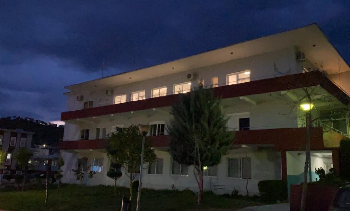 Detaje të reja për të riun me covid që u hodh nga spitali i Elbasanit