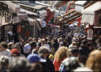Izraeli feston “shpëtimin ” nga Covid-19. Njerëzit mbushin baret dhe restorantet