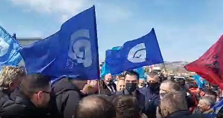 “Rama ik! Basha kryeministër!” Basha pritet me entuziazëm nga qytetarët e Shkodrës