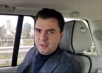 “Krerët e bandave darkojnë në restorantin privat të Kryeministrisë”- Deklarata e fortë e Bashës: Siç e di unë, e dinë dhe shërbimet partnere