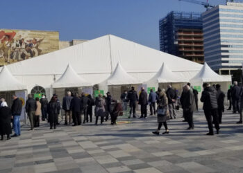 Nis vaksinimi masiv i të moshuarve mbi 70-vjeç në sheshin “Skëndërbej”