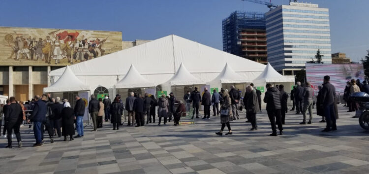 Nis vaksinimi masiv i të moshuarve mbi 70-vjeç në sheshin “Skëndërbej”