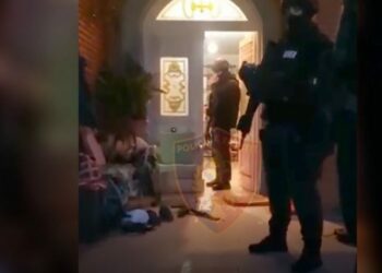 Armë, radio dhe uniforma policie u gjetën në shtëpinë e Ardjan Çapjas