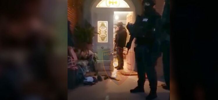 Armë, radio dhe uniforma policie u gjetën në shtëpinë e Ardjan Çapjas