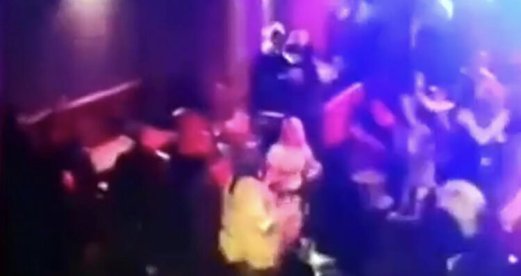 Muzikë LIVE dhe festë e çmendur në Athinë, arrestohen shqiptarët