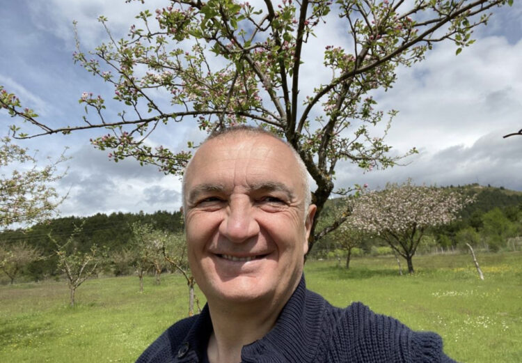 Meta uron me foton në natyrë: Pas një dimri të gjatë e të vështirë, pranvera po vjen furishëm