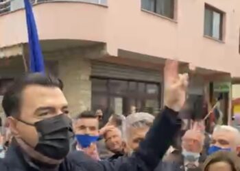 LIVE-Basha pritet me ovacione në Lezhë: Rama u vuri shqiptarëve duart në fyt