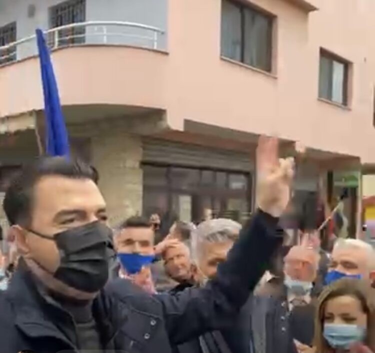 LIVE-Basha pritet me ovacione në Lezhë: Rama u vuri shqiptarëve duart në fyt