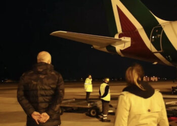 Mbërrijnë 38 400 vaksina nga AstraZeneca, Rama i pret në Rinas