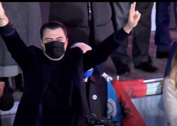 Mbërrin Basha në sheshin “Nënë Tereza”/ Qytetarët: Nuk kemi frikë nga virusi, e kemi kaluar, vetëm të na shporret Rama