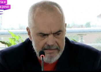 Rama për Bashën: E njëjta skemë si e para shumë viteve, me demek ia ndalojnë makinën spontanisht dhe e presin si dhëndër i bukur