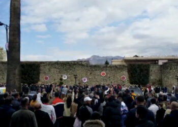 VIDEO/ Momenti i përplasjes mes militantëve të PD dhe PS në Elbasan