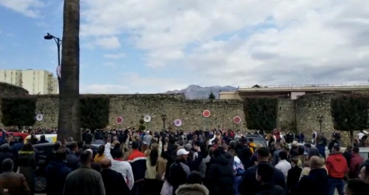 VIDEO/ Momenti i përplasjes mes militantëve të PD dhe PS në Elbasan