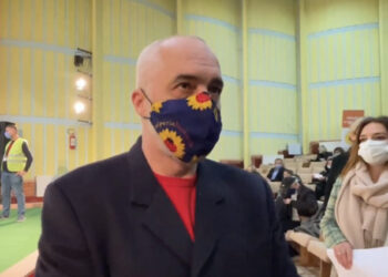 Vaksinohen mjekët e Kosovës në Kukës, Rama: Jemi një, shoku në Beograd le të hedhë harta