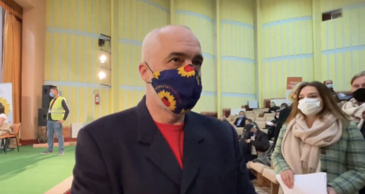 Vaksinohen mjekët e Kosovës në Kukës, Rama: Jemi një, shoku në Beograd le të hedhë harta