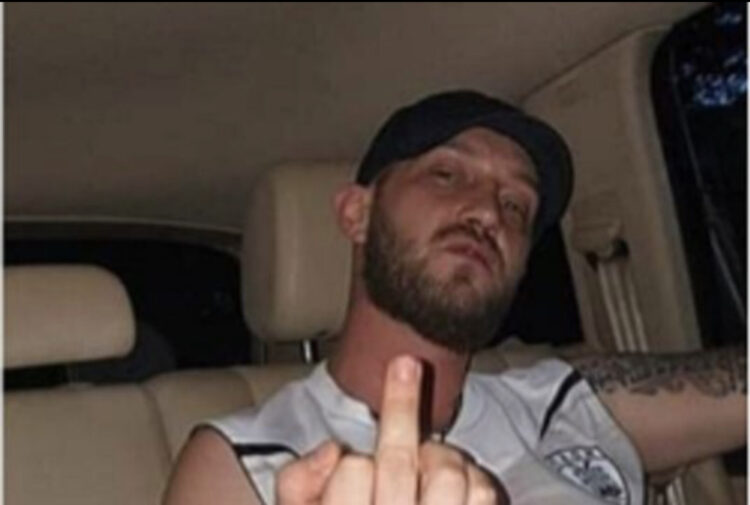 U plagos sot në Korçë, kush është Igli Qani, i arrestuar më parë se mbante armë në brez