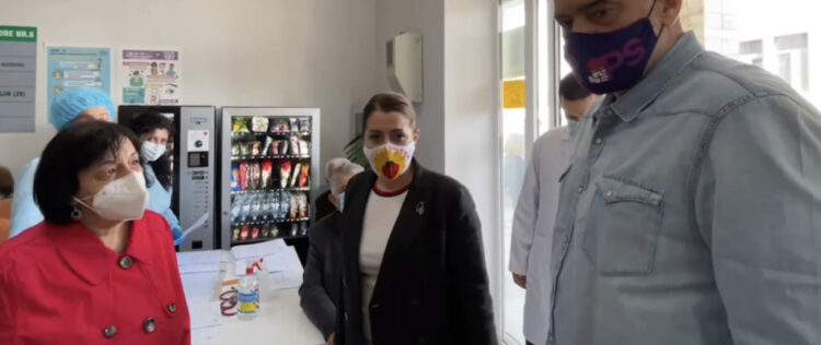 Rama: Vaksinimi të bëhet me fasha orare, nëse është nevoja të punohet me tre turne