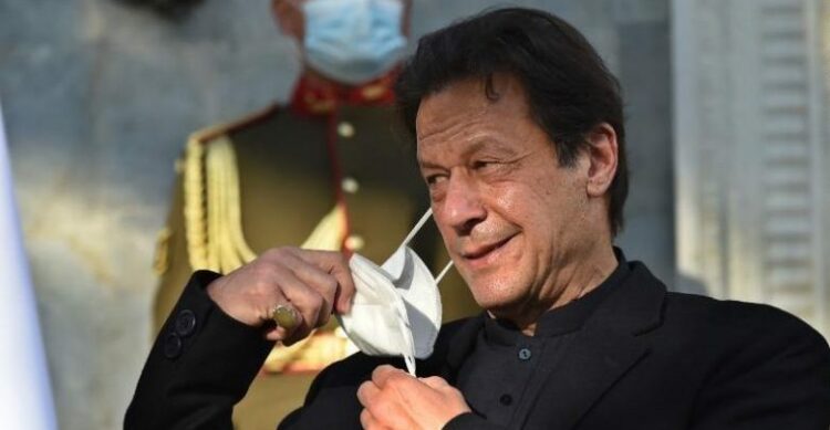 Dy ditë më parë mori vaksinën, infektohet kryeministri i Pakistanit