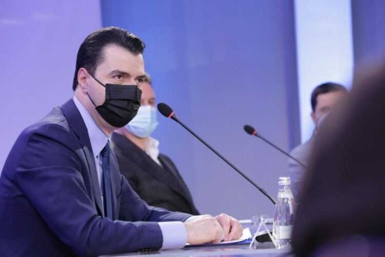 “100 dështimet e Ramës”/ Basha citon raportin: Pandemia nuk e ka ndaluar largimin e shqiptarëve, të dytët në botë për azil