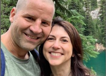 Ish-bashkëshortja e Jeff Brezos, i jep fund beqarisë pas dy viteve, martohet me mësuesin e fëmijve të saj