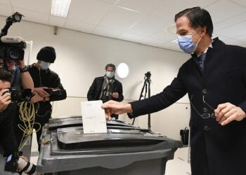 Partia e kryeministrit holandez i fiton zgjedhjet parlamentare! Rutte, lideri më jetëgjatë në historinë e vendit