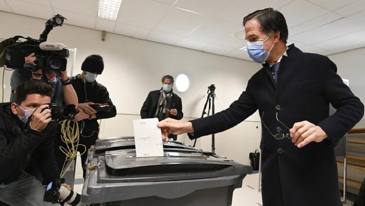 Partia e kryeministrit holandez i fiton zgjedhjet parlamentare! Rutte, lideri më jetëgjatë në historinë e vendit