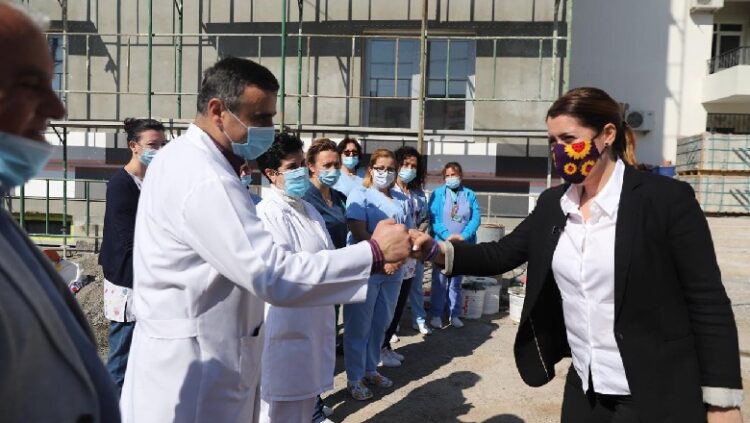 Manastirliu inspekton punimet në maternitetin e ri të Lezhës: Po ndërtojmë 4 të tjerë