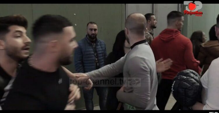 Sherri i turpshëm dhe të shara në korridoret e Top Channel, ja çfarë ndodhi mes dy djemëve të Për’ puthen (FOTO)