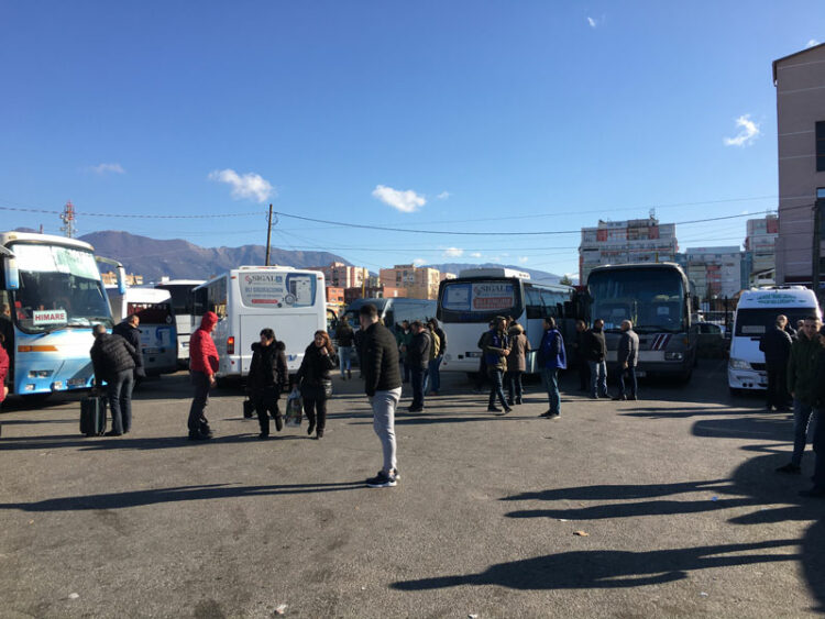 Sherr në terminalin e autobusëve të veriut në Tiranë , plagoset me thikë 32-vjeçari