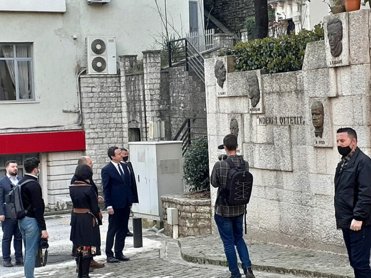 Albin Kurti viziton Gjirokastrën: Kandidatët tanë janë të pavarur!