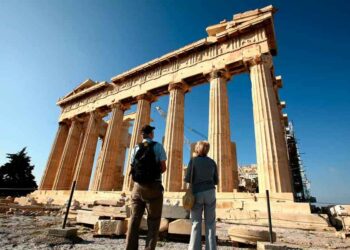 ‘Dritë në fund të tunelit’, Greqia rihap dyert e turizmit më 14 maj