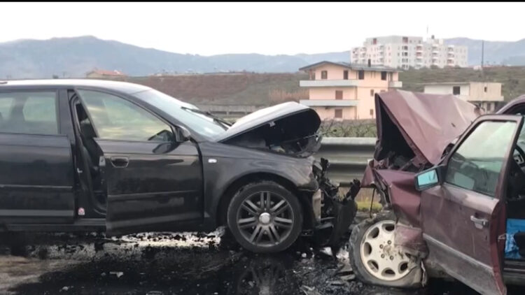 Thellohet bilanci i aksidentit në Rrogozhinë, shkon në tre numri i viktimave, i mituri në gjendje të rëndë