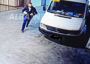 PUBLIKOHET foto/ Kamerat kanë fiksuar momentin kur Arjan Sala hyn në magazinë