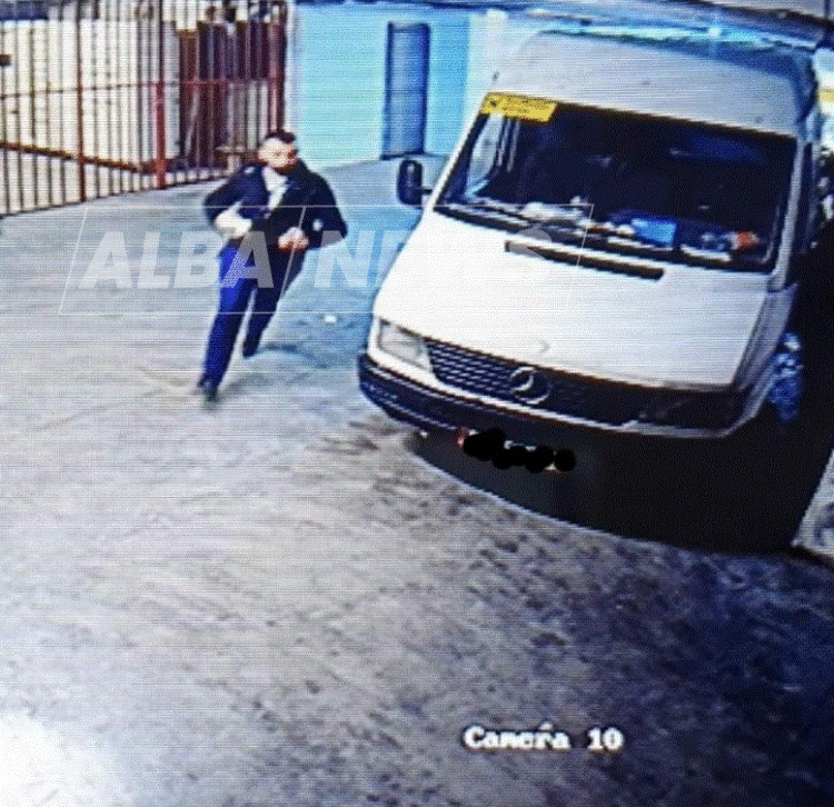 PUBLIKOHET foto/ Kamerat kanë fiksuar momentin kur Arjan Sala hyn në magazinë