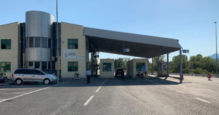 Do kalonte kufirin me pasaportë false, kapet mat 28-vjeçari në Muriqan