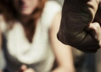 E frikshme! 36- vjeçari shqiptar në Itali kërcënon me thikë gruan në prani të policisë: Do të të djeg të gjallë!