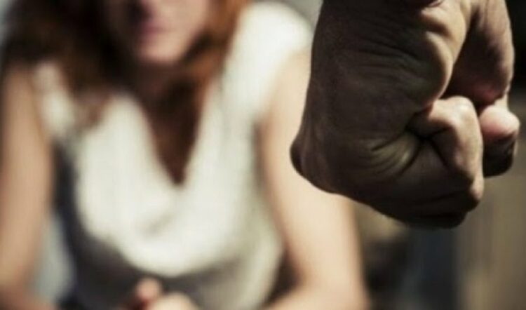 E frikshme! 36- vjeçari shqiptar në Itali kërcënon me thikë gruan në prani të policisë: Do të të djeg të gjallë!