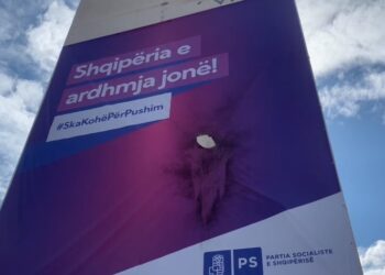 Incidentet elektorale/ Digjet banderola e PS-së në Cërrik, policia nis hetimet