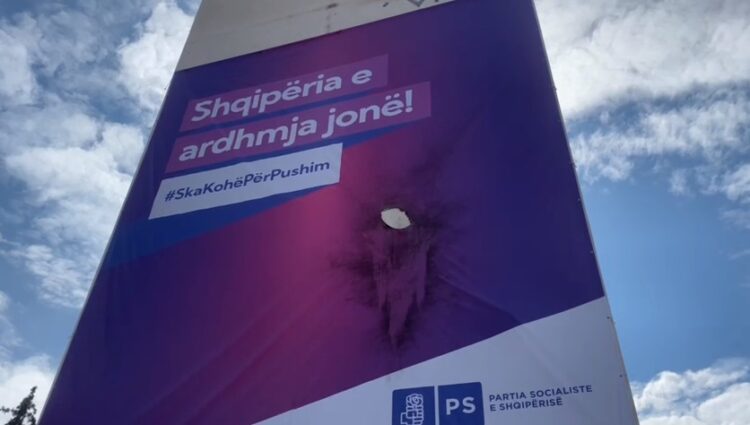 Incidentet elektorale/ Digjet banderola e PS-së në Cërrik, policia nis hetimet