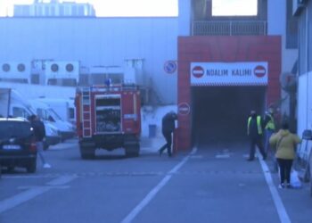 Zjarrfikësit thyejnë soletën e magazinës, asnjë gjurmë për Arjan Salën dhe të bllokuarit e tjerë