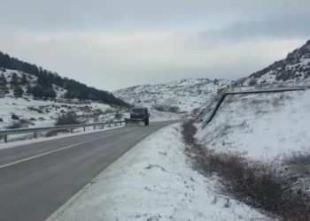 Rikthehen reshjet e borës në Korçë/Dardha kalohet vetëm me zinxhirë, dëborë dhe në Voskopojë