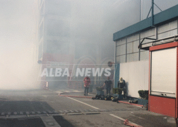 Pamje EKSKLUZIVE/ Flakët e zjarrit brenda magazinës vijojnë, ende asnjë informacion për 33 – vjeçarin