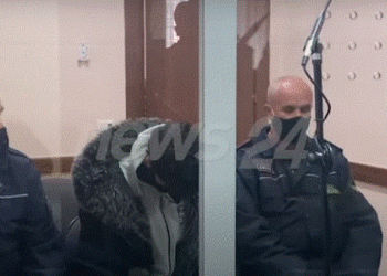 VIDEO/ Kokëulur dhe i heshtur, vrasësi 23- vjeçar i Behar Sofisë del para trupit gjykues