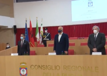 LIVE – Nis ceremonia e përkujtim të 30-vjetorit të fillimit të emigracionit shqiptar në Itali. Rama nderohet me çmim në Pulia