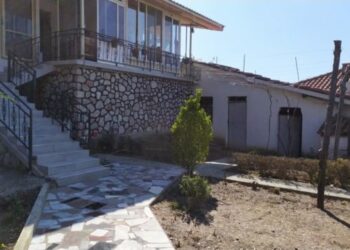 60- vjeçari me COVID pret damarët, kurohej në shtëpi me motrën dhe gruan