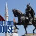 Liria në botë/ Vrasja e Klodian Rashës dhe dhuna gjatë shembjes së Teatrit Kombëtar, rrëzojnë me një pikë Shqipërinë në raportin e ‘Freedom House’