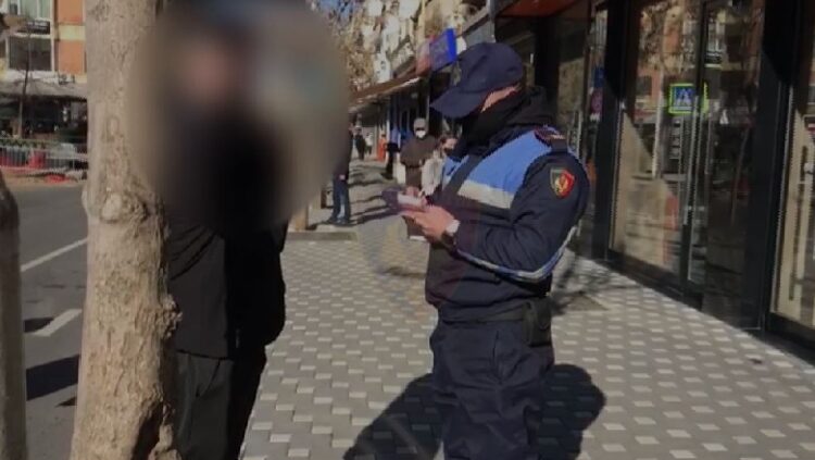 Policia shton kontrollet në lokale, 792 qytetarë të gjobitur në 24 orët e fundit